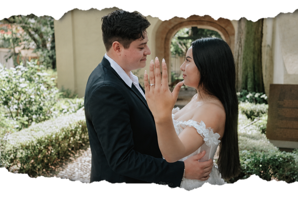 Karen y Arturo mostrando el anillo